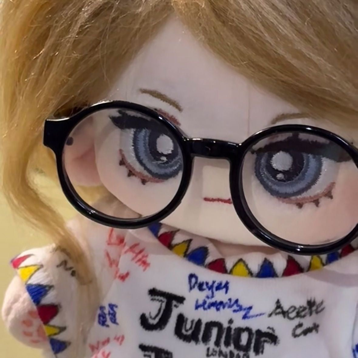 Taylor Swift 27cm Doll + random outfit